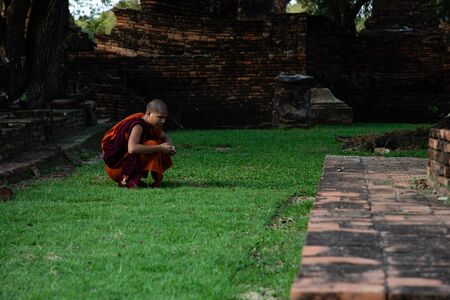 November 21th, 2018 - Ayutthaya (THAILAND) - Buddhist monk at ancient thai temple ruinsの写真素材