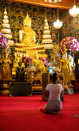 November 21th, 2018 - Ayutthaya (THAILAND) - Woman praying to golden Buddha in thai templeのeditorial素材