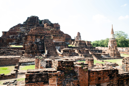 Distant views of the Ayutthaya ruin temple with sunlight and green grassのeditorial素材