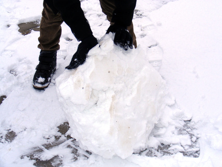 Rounds snow and make a snowman