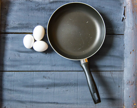 Making the eggs in the pan, baking the eggs in the pan, pictures of pans and eggs, pictures of eggs and pans in different conceptsの写真素材