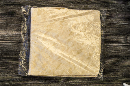 To make thin pastry dough, packaged,