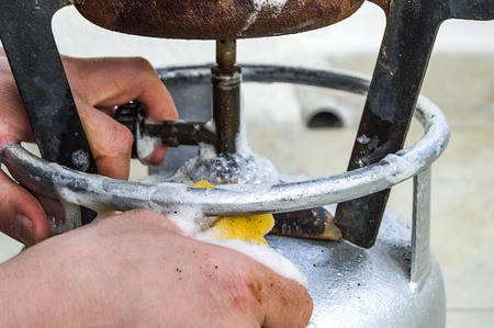 To understand the stove LPG gas leakage with foam, foam use, test for gas leaks with foamの写真素材