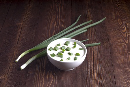 Sour creame. Round dish of homemade tartar sauce. Sour cream with green onion.の写真素材