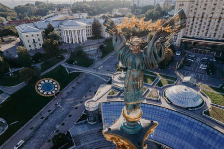 Kyiv, Ukraine - September, 2021: Maidan Nezalezhnosti square - aerial drone view. Monument of Independence - Berehynia in the center. Golden beautiful Ukrainian woman statue.のeditorial素材