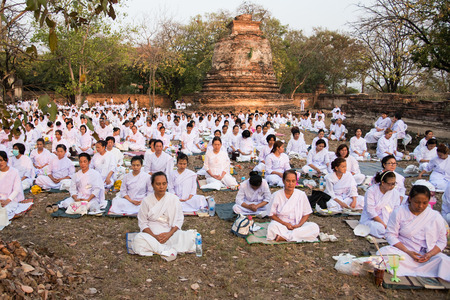 WatMahaeyong, Ayutthaya, Thailand - February 22,2016 - Many buddhist meditate before candlelit procession at WatMahaeyong on Magha Puja Day.のeditorial素材