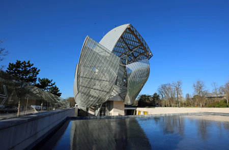 Louis Vuitton Foundation on the pool, Parisのeditorial素材