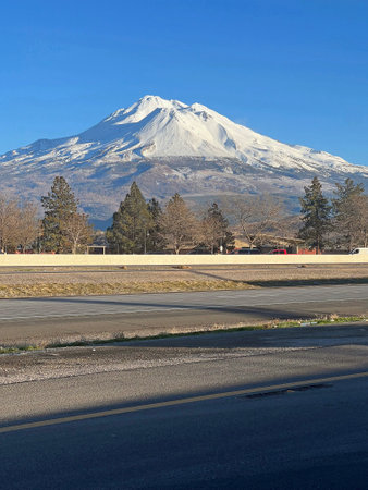 Mt Shasta vertical, Californiaの写真素材