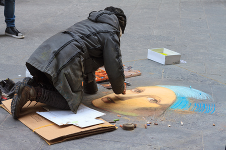 Florence, January 2017: Street artist painting on a road of popular tourist destination of Europe , on January 2017 in Florence, Tuscany, Italyのeditorial素材