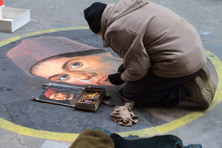 Florence, January 2017: Street artist painting on a road of popular tourist destination of Europe , on January 2017 in Florence, Tuscany, Italyのeditorial素材