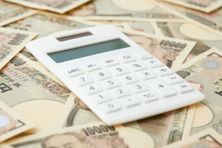close up of the calculator and Japanese moneyの写真素材