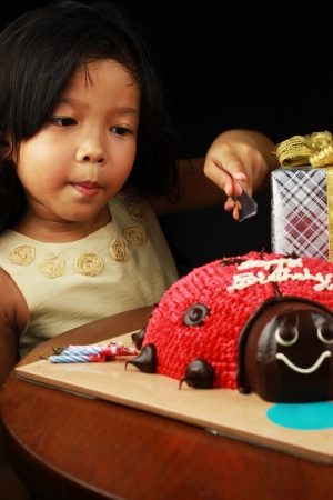 the girl  cutting her cake の写真素材