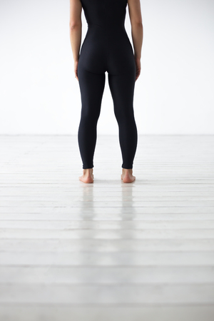 Women's feet in sports leggings. Girl waiting for the start of trainingの写真素材