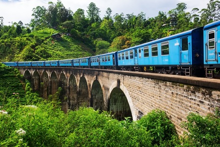 Ella Sri lanka, April 08 2018: Blue train on the Nine Arch Bridge in Ellaのeditorial素材