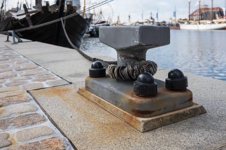 Mooring steel post, bitteng or bitt, on the pier to which a sailing ship is tied with cables.