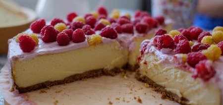 Handmade cheesecake with fresh berriesの写真素材