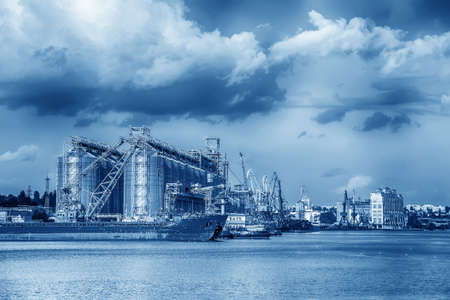 Elevating complex for transshipment of grain and oilseeds as part of a reloading terminal....