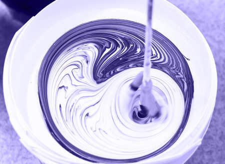 brown paint to pour for mixing colors, mixing colors to paint the walls.Color 2022 very peri
