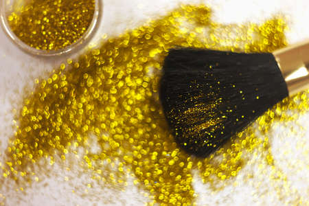 texture of gold glitter on the makeup brush and design. On white background. Selective Focus - Pictureの写真素材
