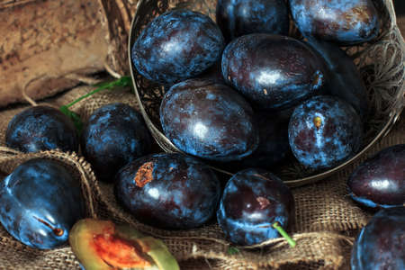 Garden plums on the table. Autumn harvest. Blue plums. Fresh plums on a wooden surface. Fresh plums on a wooden table background. Food Photo - Imageの素材 [FY310190699129]