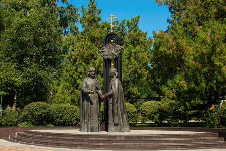 Rostov - on - Don, Russia - August 09, 2015: Monument of a betrothal of prince Pyotr and princess Fevroniya Muromskikh, established in park Revolution in Rostov - on - Don.のeditorial素材