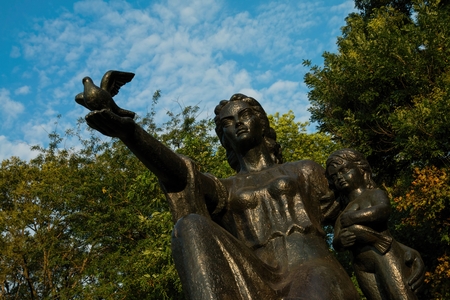 Rostov - on - Don, Russia - August 14, 2015: Mother and daughter - city Monument, established in park Revolution in Rostov - on - Don.のeditorial素材