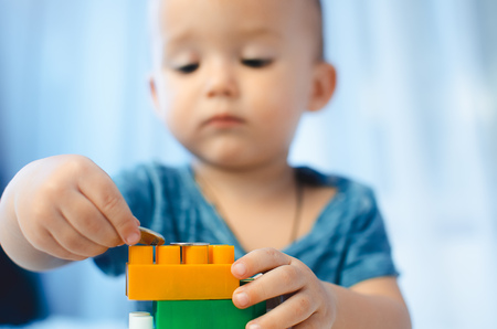 The child builds and vlazhivat money in the construction processの写真素材