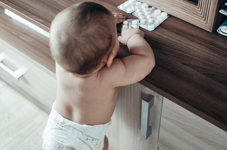 breast child pulls the pill from the wall, the parents did not finishの写真素材