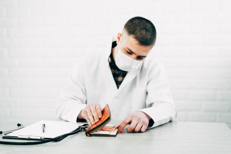 The doctor takes a bribe, put in a notebook that no one saw