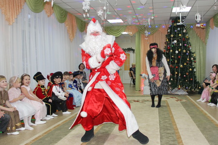 small children look like Santa Claus dancing on a holiday in kindergarten - Russia, Moscow on December 17, 2016のeditorial素材