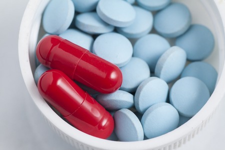 tablets and capsules in the lid on a white backgroundの写真素材