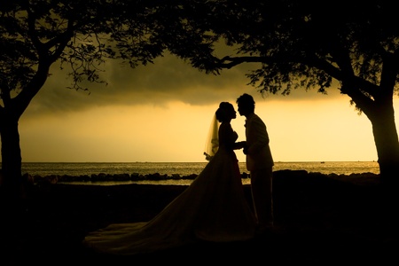 Wedding couple silhouette at stromの写真素材