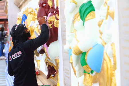 CHACHOENGSAO, THAILAND - February 2 : An unidentified Muralist repair a painting on the wall of hindu god February 2, 2016 in at Wat  Saman Rattanaram  temple, Chachoengsao,Thailand.のeditorial素材