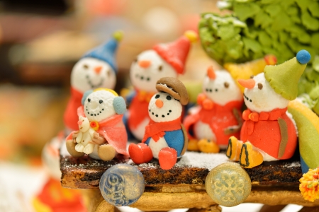 gingerbread snowmen on a christmas sleigh with treeの写真素材