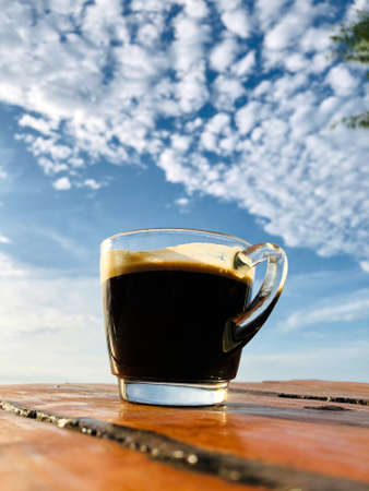 Coffee cup top old wooden on beach with blue sky background. lipe island, Satun. Thailandの写真素材