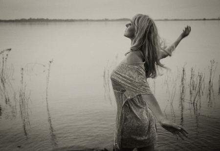 Black&white picture of blonde womanl enjoying her holidaysの写真素材