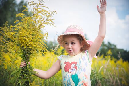 little girl with the daisyの写真素材
