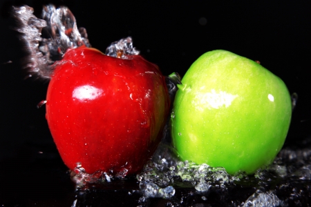 fresh red and green apples in water splashの写真素材