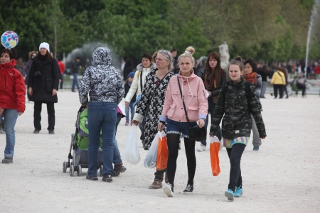 PARIS - APRIL 24: Local and Tourist in the famous Tuileries garden on April 24, 2012 in Paris. Tuileries Garden is a public garden located between the Louvre Museum and the Place de la Concorde and very popular sitte のeditorial素材