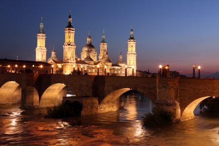 View of the basilica of the Virgen del Pilar and Ebro river, on the right is located the medieval bridge called Puente de Piedra, Zaragoza, Aragon, Spainの写真素材