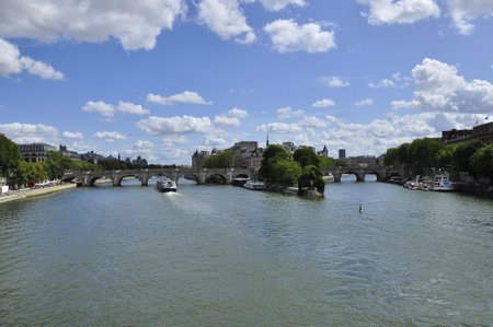View of the river Seine from the bridge of arts. Parisのeditorial素材
