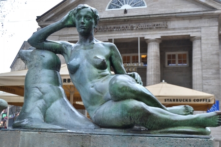 Hamburg, Germany - January 8, 2013: Bronze statue of a woman in the center of Hamburg, Germany.のeditorial素材