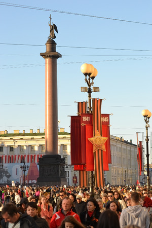 ST.PETERSBURG, RUSSIA: - MAY 9, 2015: View of Palace Square. Residents of St. Petersburg celebrates Victory Day.のeditorial素材