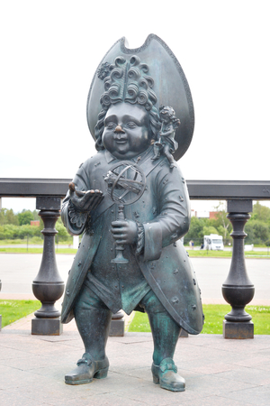 ST.PETERSBURG, RUSSIA - 19 JULY 2016: Fragment of the sculptural composition The Royal Walk in Strelna. The bronze composition was created by the artist Mikhail Shemyakin.のeditorial素材