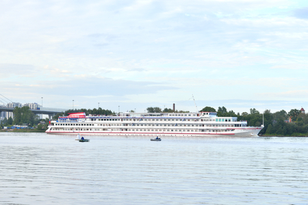 ST.PETERSBURG, RUSSIA - 5 AUGUST 2016: River cruise ships on Neva River at cloud day.のeditorial素材