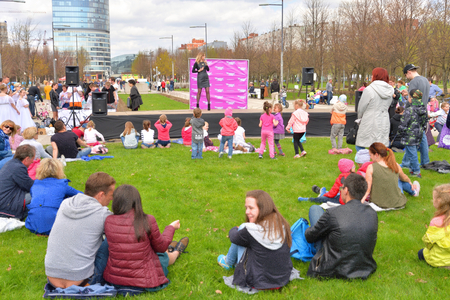 ST.PETERSBURG, RUSSIA - 21 MAY 2017: Speech by the singer at a festival on city street in St. Petersburg. Project Dancing Petersburg.のeditorial素材
