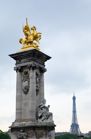Sculptural group on The Alexander III Bridge across Seine river in Paris, France.

の写真素材