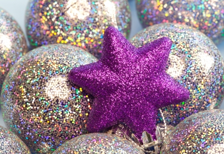 magenta snowflake and New Year's balls

の写真素材