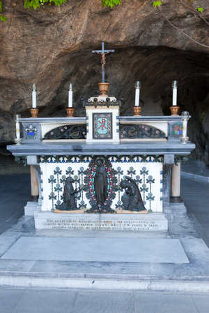 VATICAN- SEPTEMBER 20: Altar and sculptures in gardens of Vatican on September 20, 2010 in Vatican, Rome, Italyのeditorial素材