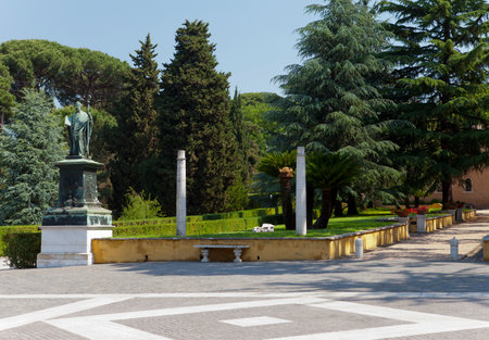 VATICAN- SEPTEMBER 20: Avenue in gardens of Vatican on September 20, 2010 in Vatican, Rome, Italyのeditorial素材